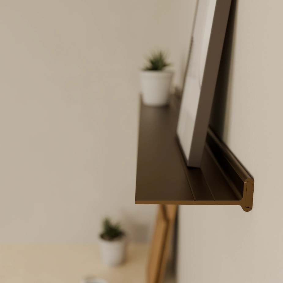 Wandplank-15cm-Horizon-Bruin-Zijaanzicht-925x925px De minimalistische Horizon kruidenrekje of fotolijst wandplank met 15 cm diepte zonder opstaande rand.