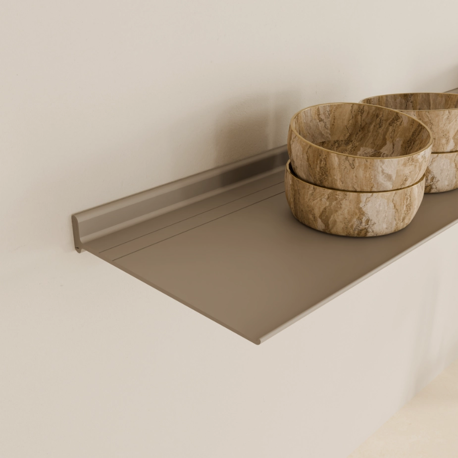 Wandplank-Horizon-29cm-Beige-Schuinaanzicht-925x925px De Horizon wandplank in Beige zandkleur poedercoating met kommen erop.