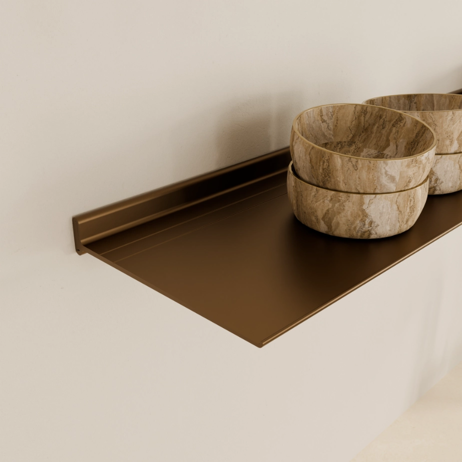 Wandplank-Horizon-29cm-Bruin-Schuinaanzicht-925x925px De Horizon wandplank in Donkerbruin poedercoating met kommen erop.