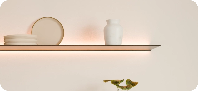 De Horizon wandplank met de Eclipse LED accent Verlichting die een warme sfeervolle gloed geeft