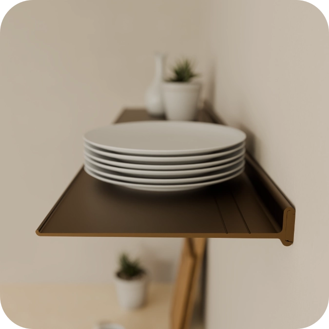 Horizon aluminium wandplank 29 cm donkerbruin met opstaande rand — zijaanzicht gestyled met witte borden in keukeninterieur
