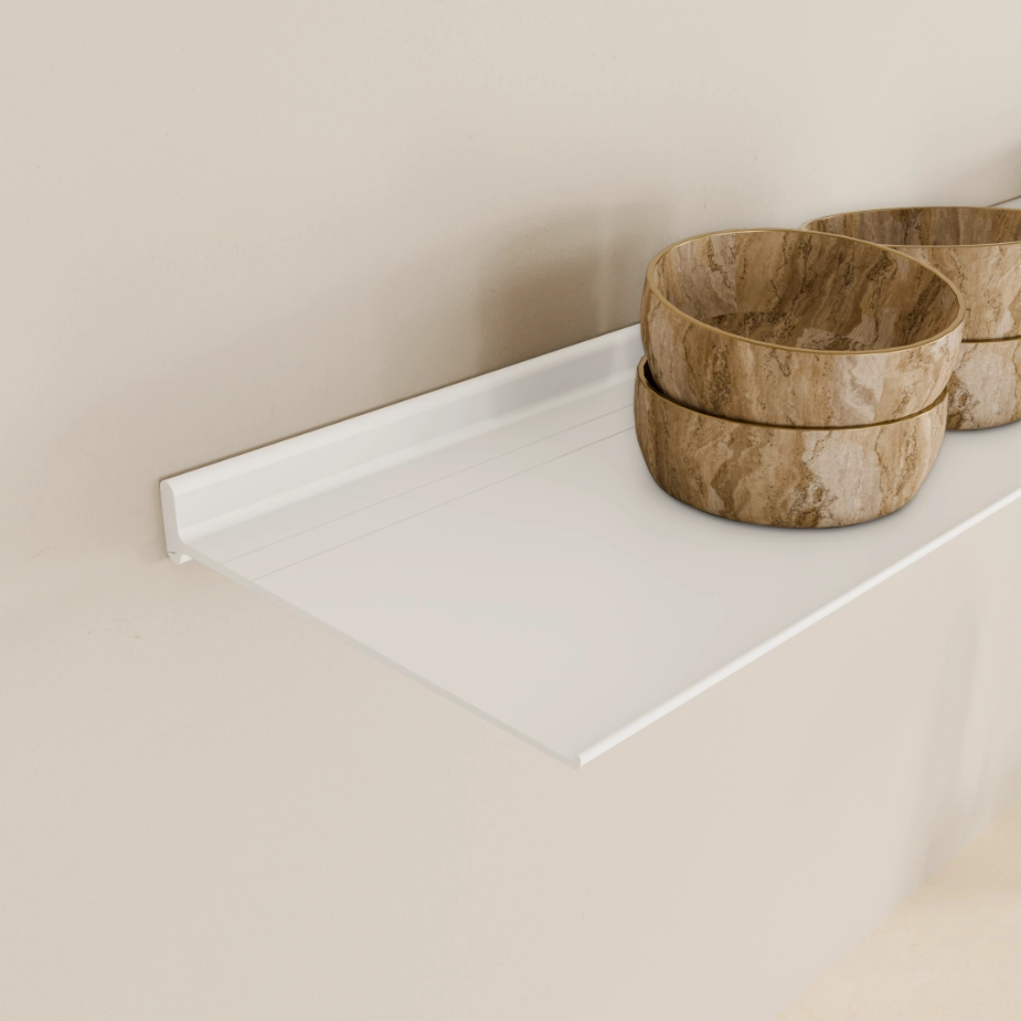 Wandplank-Horizon-29cm-Wit-Schuinaanzicht-925x925px De Horizon wandplank in witte poedercoating met kommen erop.