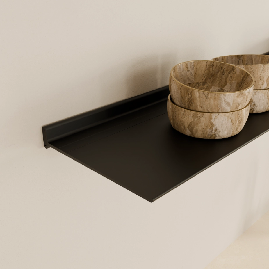 Wandplank-Horizon-29cm-Zwart-Schuinaanzicht-925x925px De Horizon wandplank in zwarte poedercoating met kommen erop.