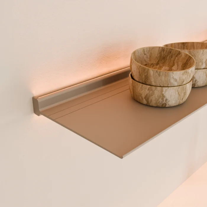 De Horizon wandplank met contour verlichting die een zachte gloed geeft tegen de muur uitgevoerd in Grijsbruine poedercoating
