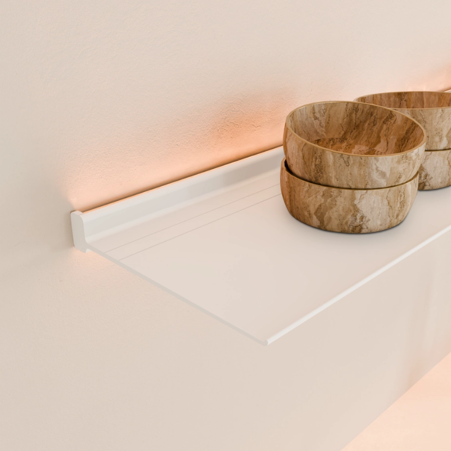 Wandplank-HorizonxEclipse-29cm-Wit-Schuinaanzicht-925x925px De Horizon wandplank met contour verlichting die een zachte gloed geeft tegen de muur uitgevoerd in Witte poedercoating.