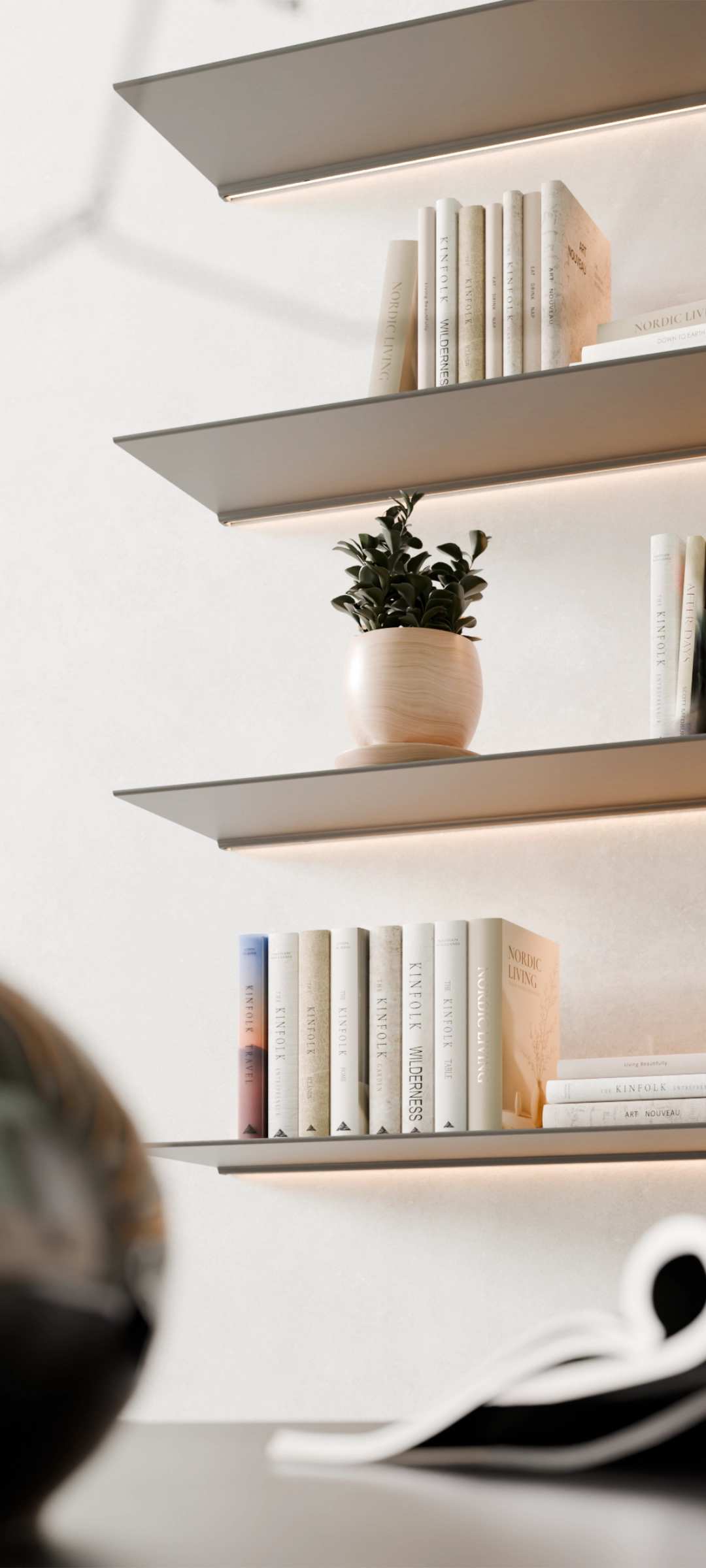 Gave aluminium boekenplank gezien vanaf het oppervlak van een tafel in het daglicht.