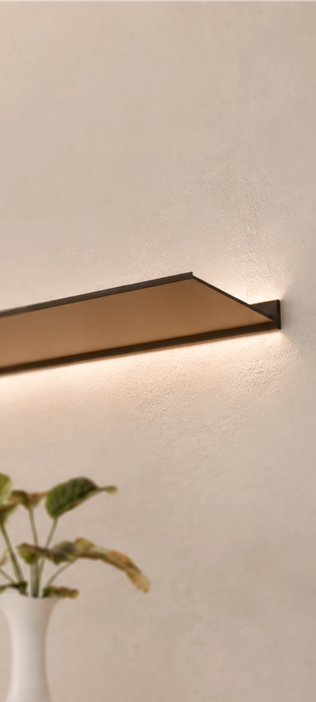Een handige aluminium wandplank boven een gootsteen in een keuken