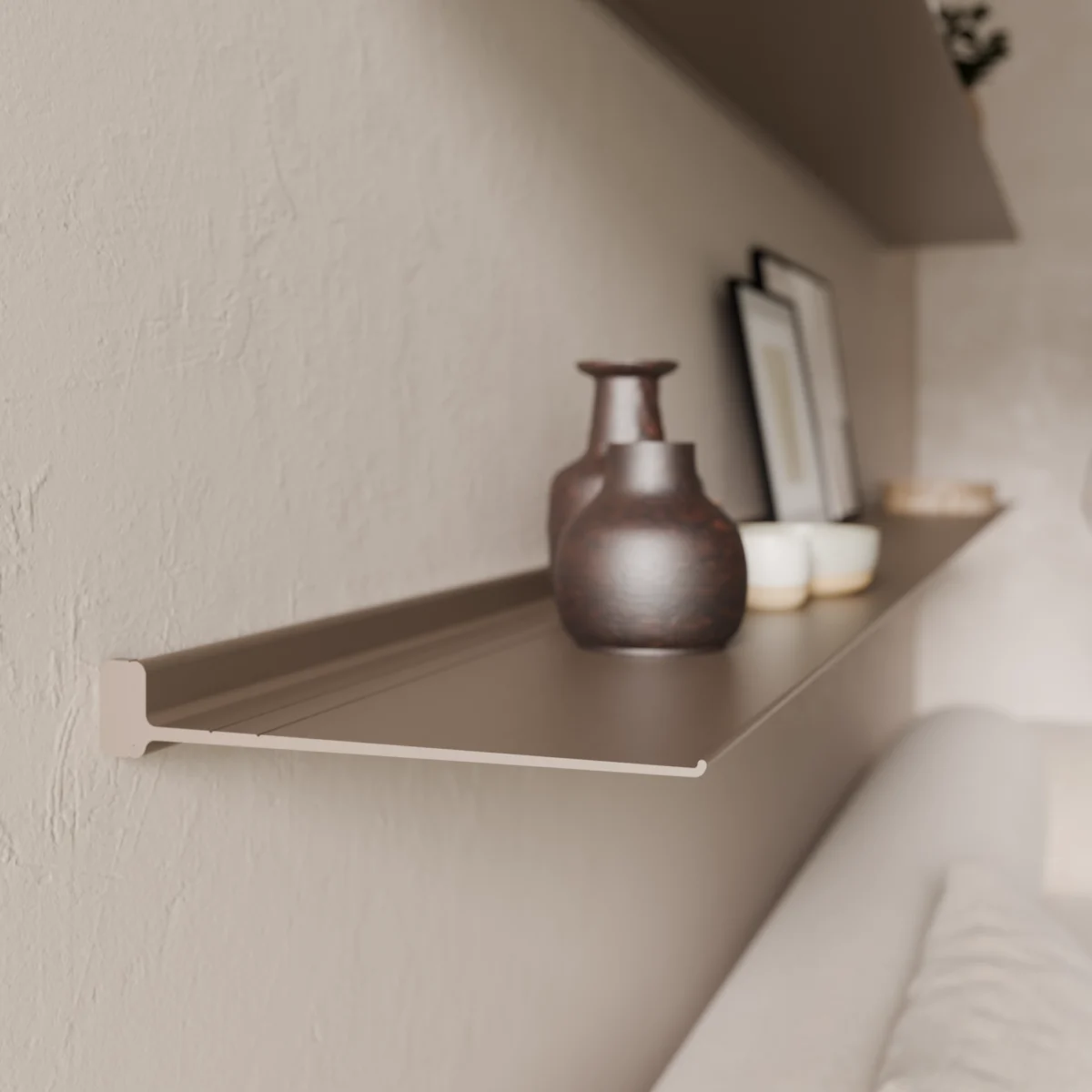 Een beige bruine aluminium plank aan de muur