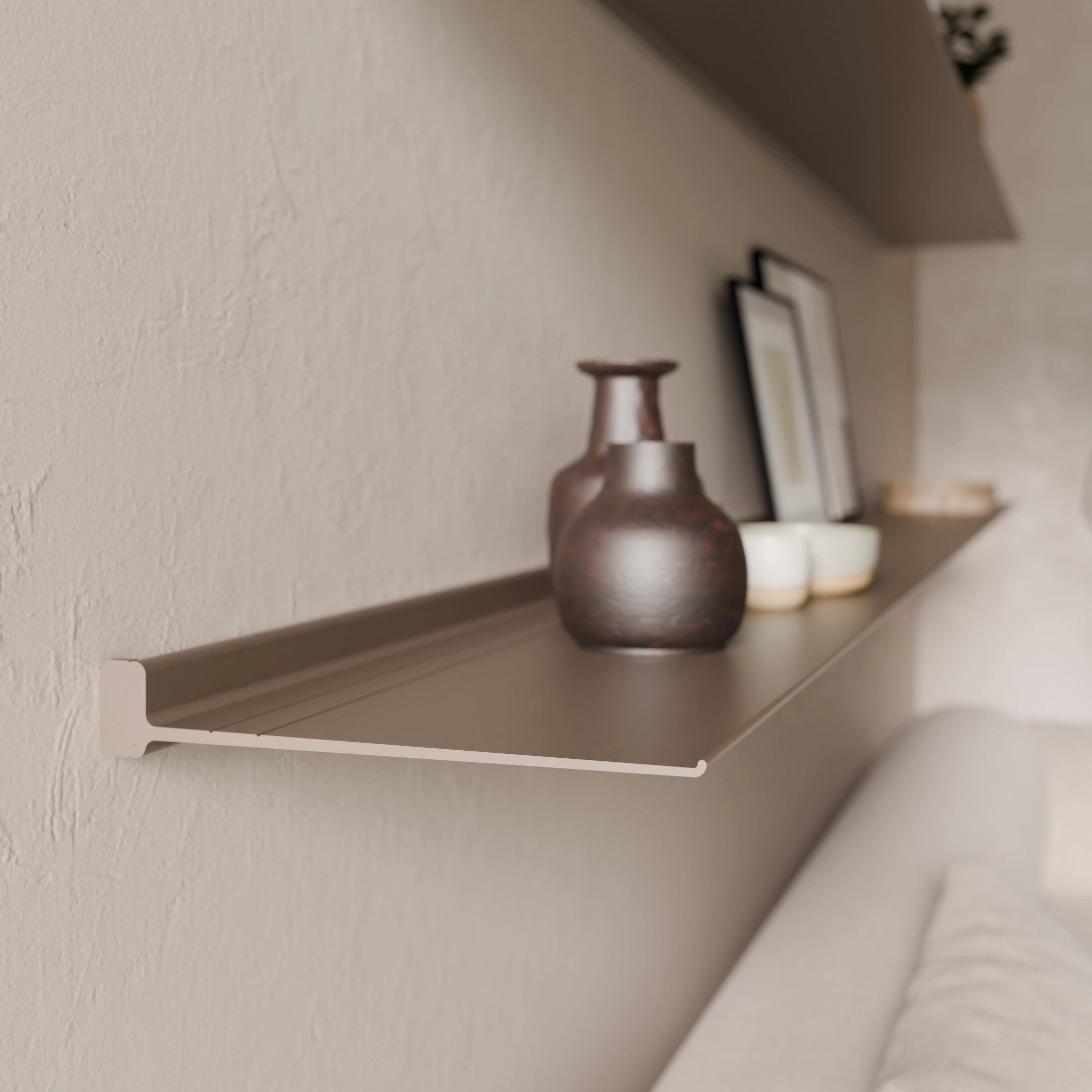 Een beige bruine aluminium plank aan de muur