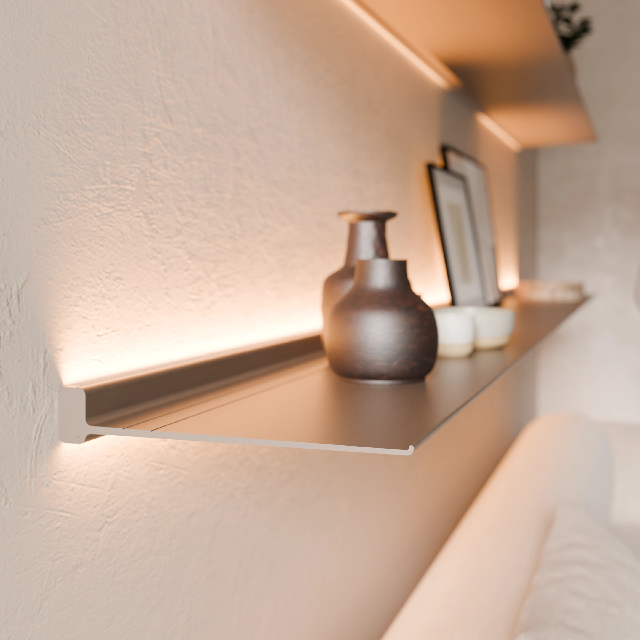 Een beige bruine aluminium plank aan de muur met verlichting die een zachte gloed geeft
