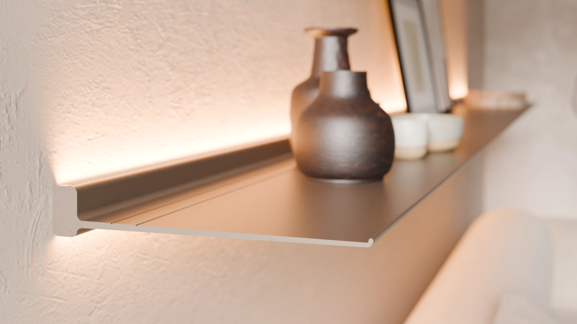 Een beige bruine aluminium plank aan de muur met verlichting die een zachte gloed geeft