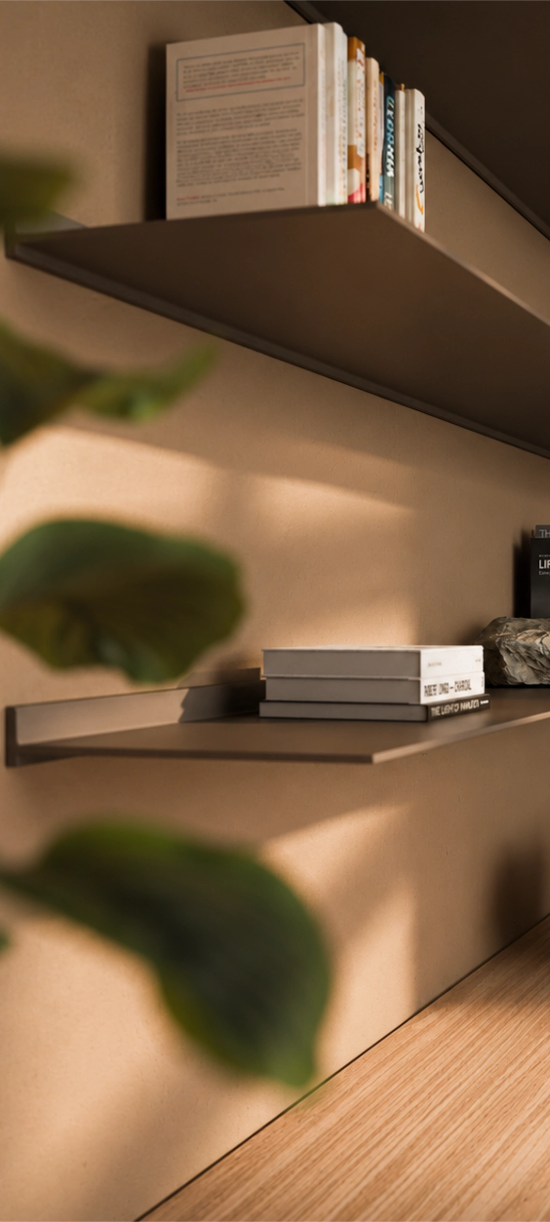 etaleer je favoriete bezittingen op een stevige aluminium plank aan de muur