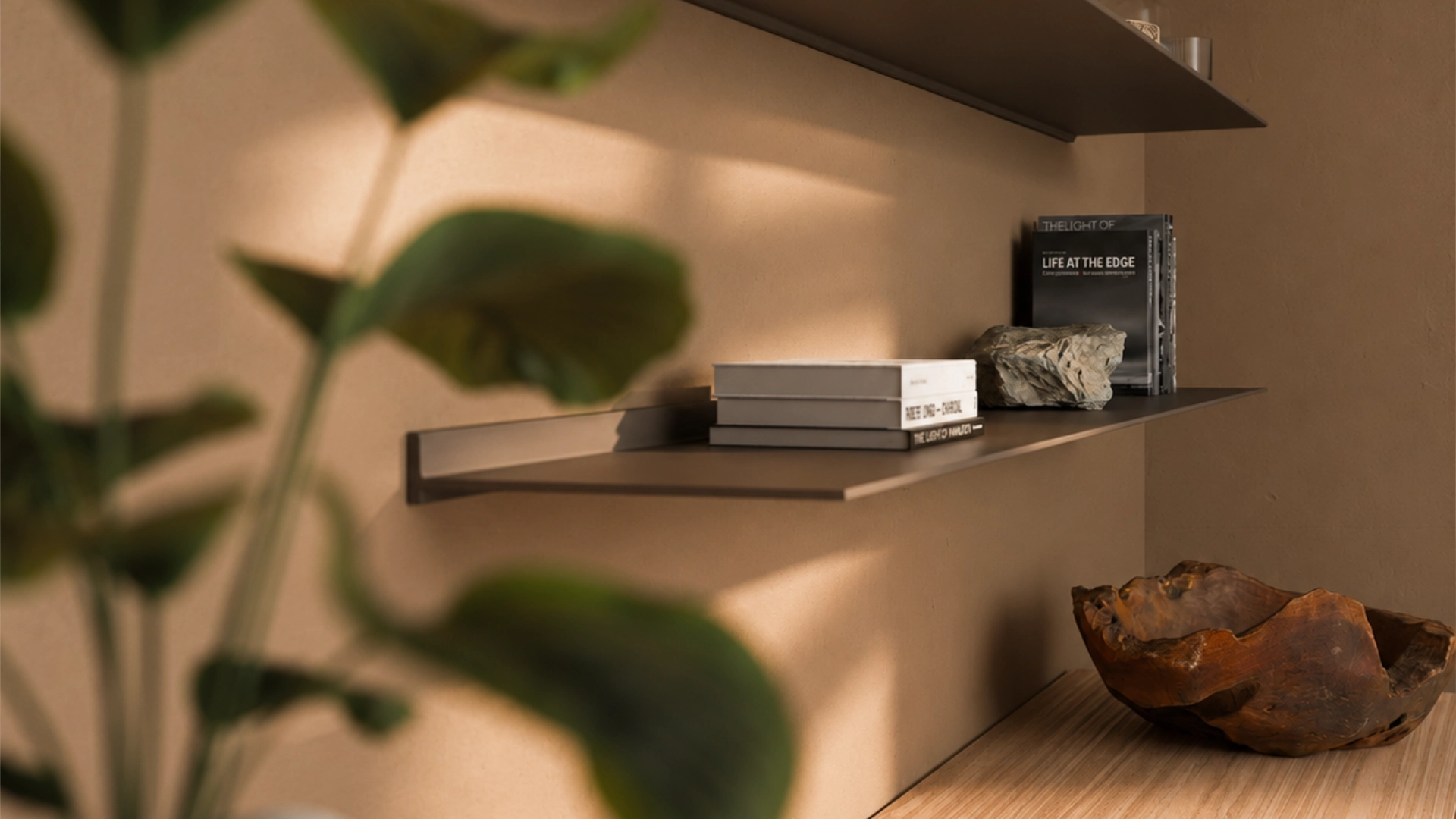 etaleer je favoriete bezittingen op een stevige aluminium plank aan de muur
