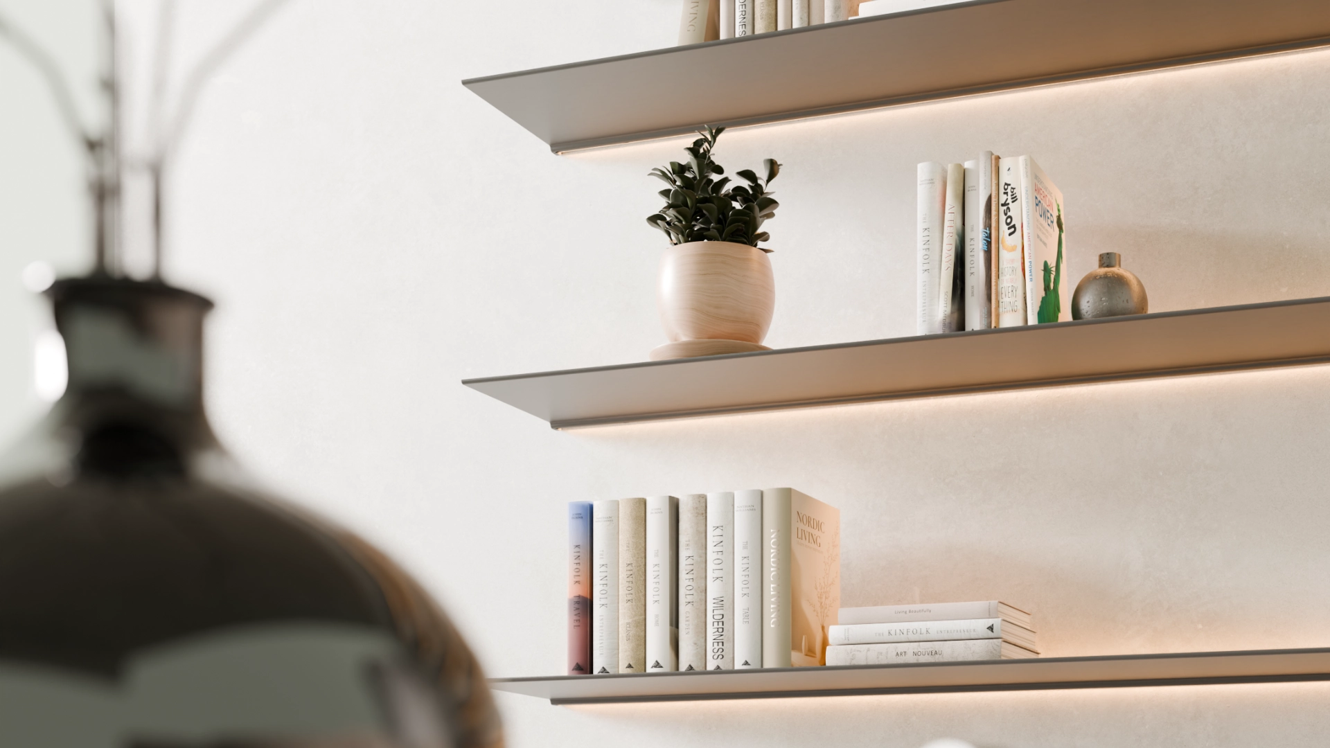 Gave aluminium boekenplank gezien vanaf het oppervlak van een tafel in het daglicht.
