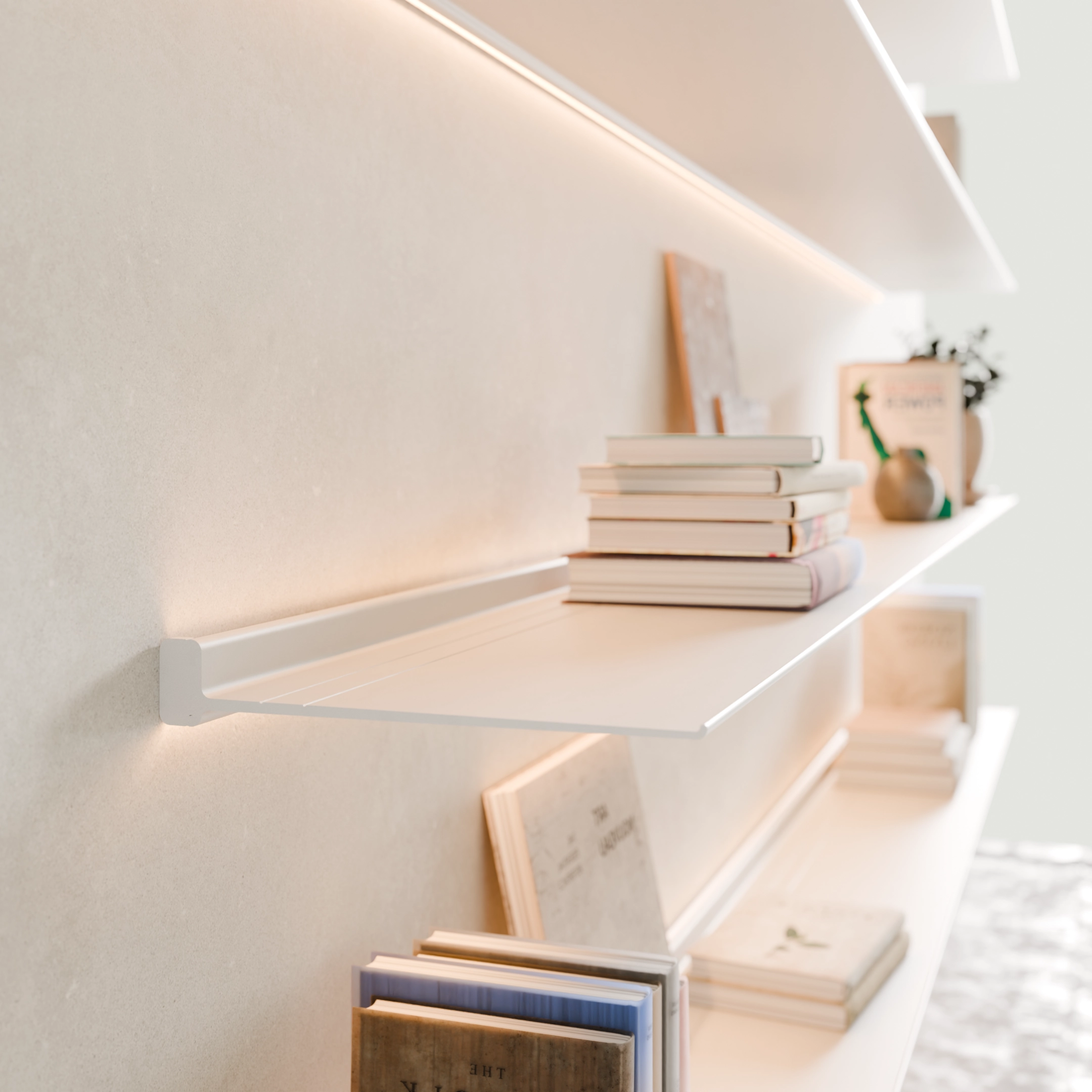 Een witte Horizon wandplank van robuust en duurzaam aluminium