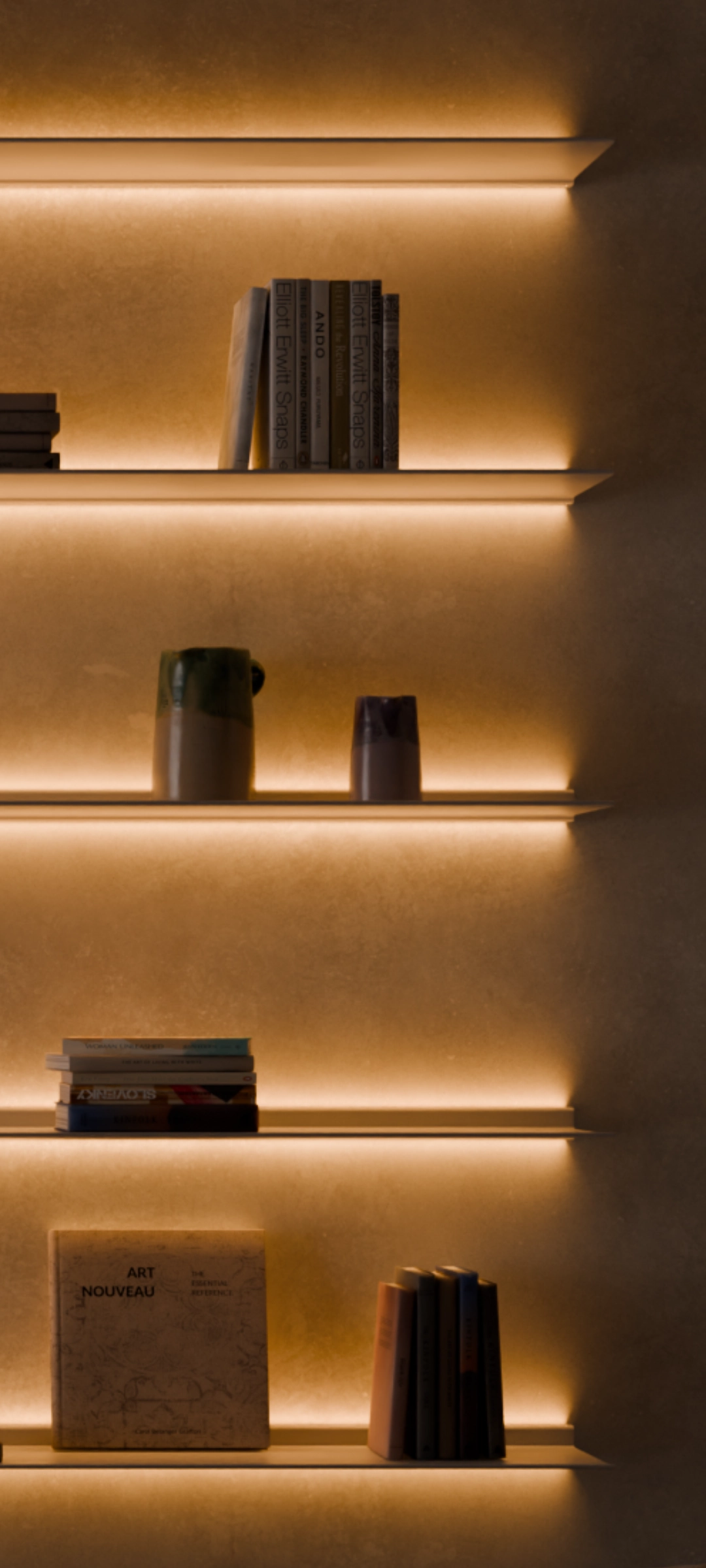Een brede wand in een moderne woonkamer met 5 Horizon wandplanken met verlichting